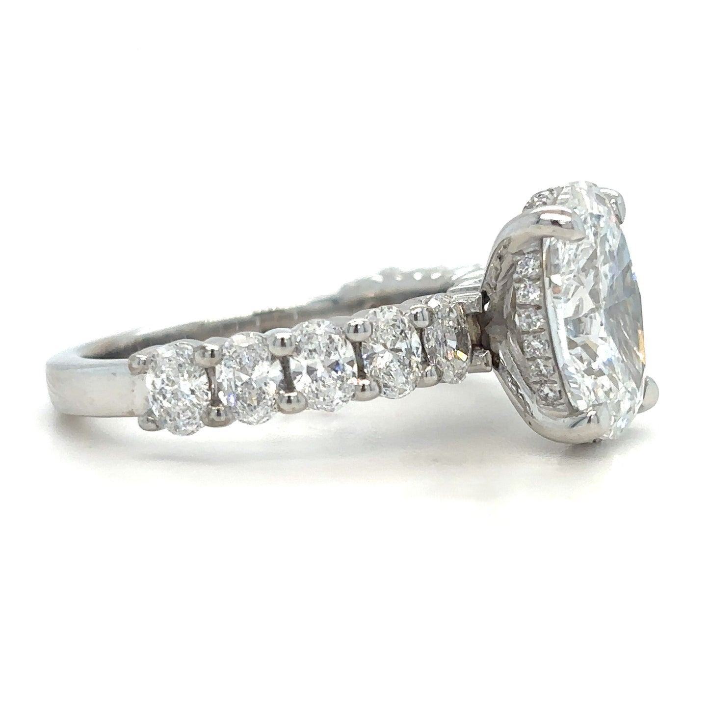 Lexie – Oval Solitaire with Hidden Halo and wide Pavé